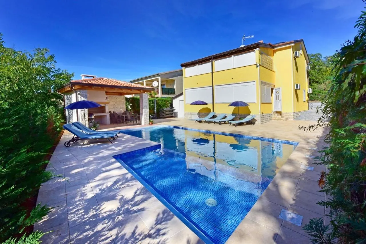 Apartments House Anna For Max 13 Persons In Porec, Pet Friendly Croatie