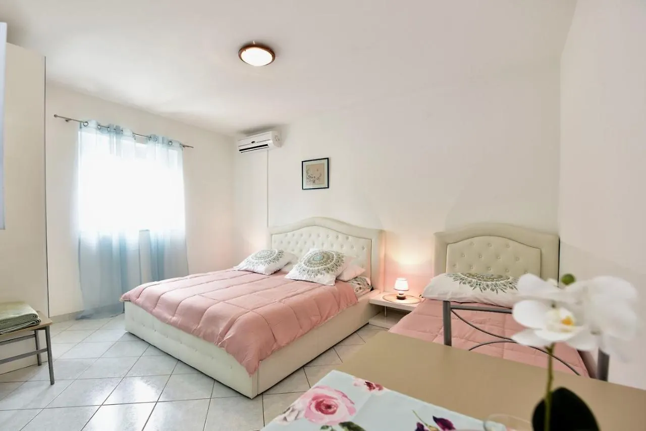 Apartments House Anna For Max 13 Persons In Porec, Pet Friendly Maison d'hôtes
