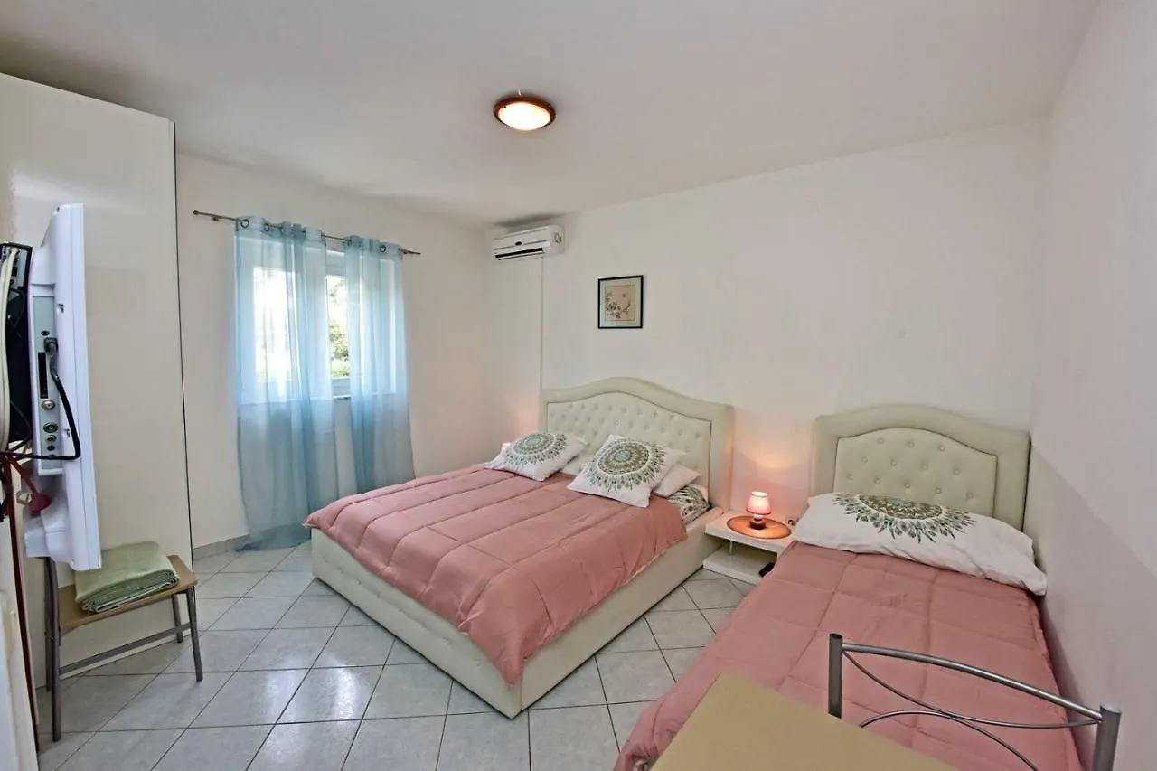 Apartments House Anna For Max 13 Persons In Porec, Pet Friendly Croatie