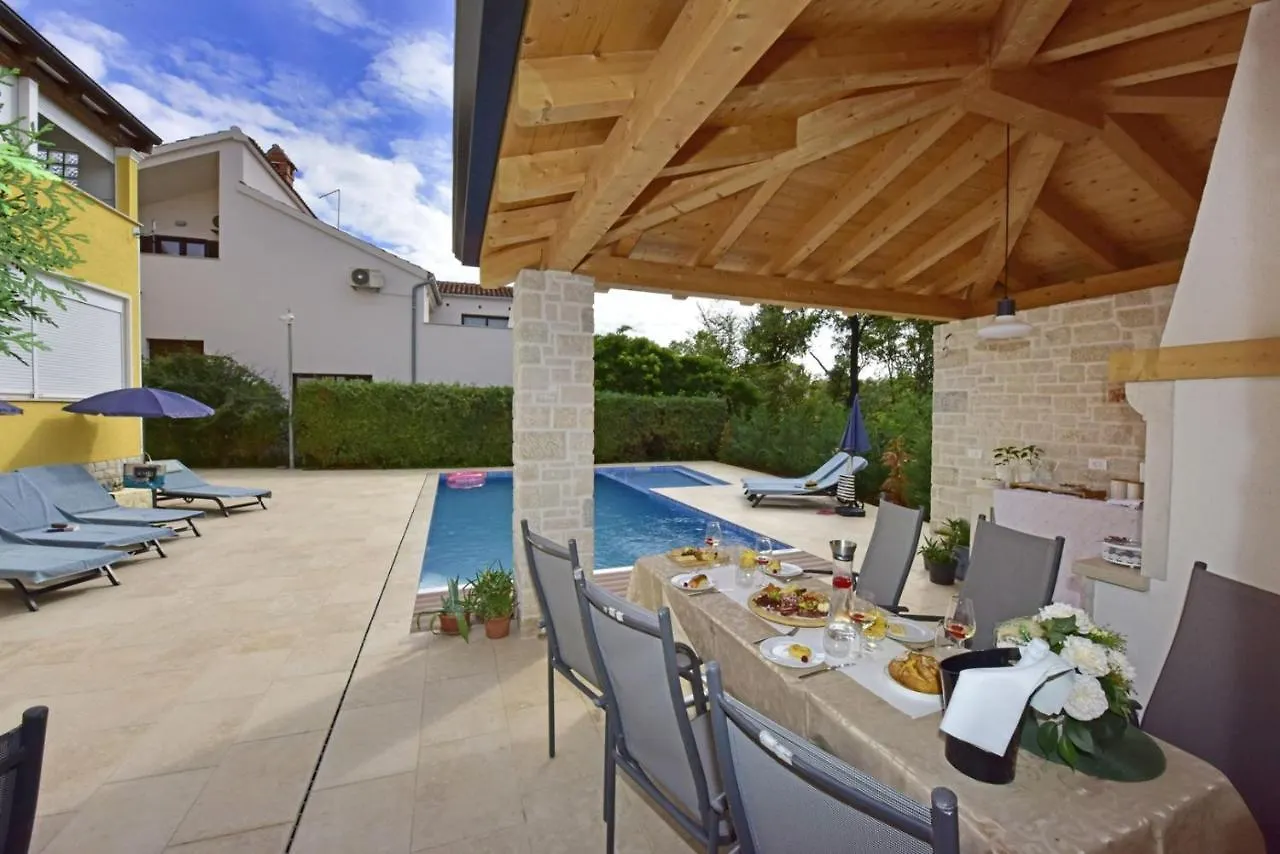 Pensjonat Apartments House Anna For Max 13 Persons In Porec, Pet Friendly