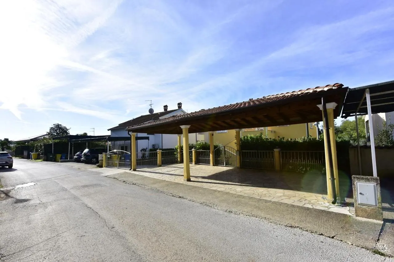 Apartments House Anna For Max 13 Persons In Porec, Pet Friendly Pensjonat Poreč