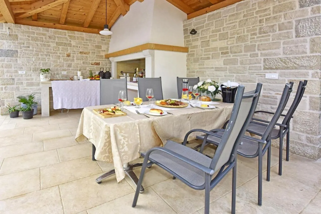 Apartments House Anna For Max 13 Persons In Porec, Pet Friendly Chorwacja