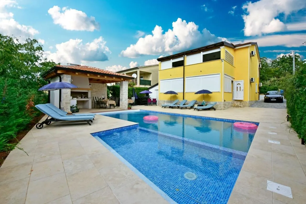 Apartments House Anna For Max 13 Persons In Porec, Pet Friendly Pensjonat