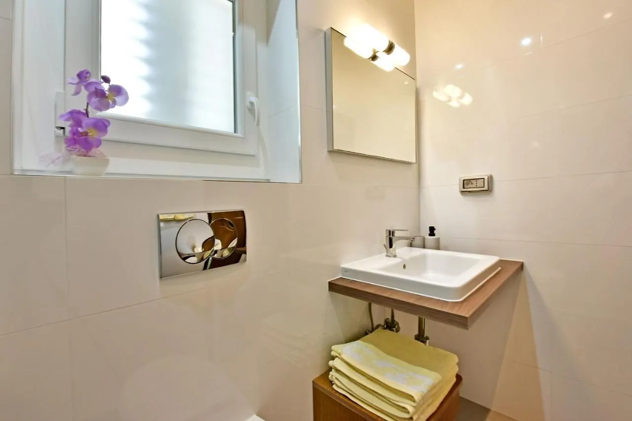 Apartments House Anna For Max 13 Persons In Porec, Pet Friendly Chorwacja