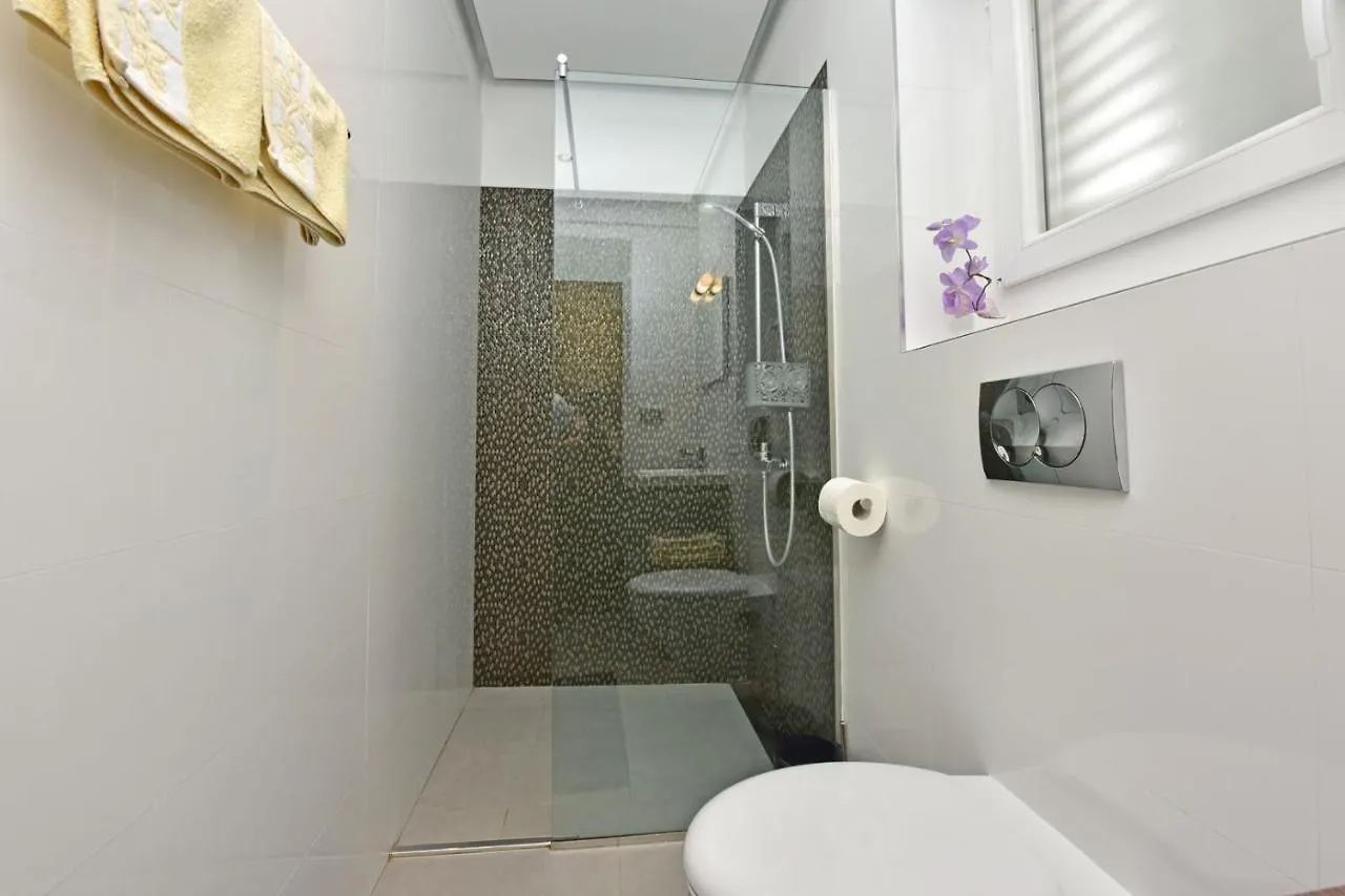Apartments House Anna For Max 13 Persons In Porec, Pet Friendly Pensjonat Poreč