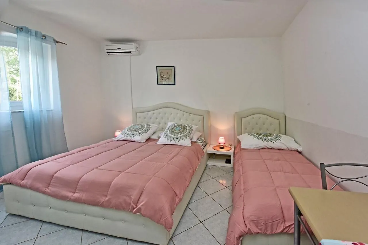 Apartments House Anna For Max 13 Persons In Porec, Pet Friendly Pensjonat Poreč
