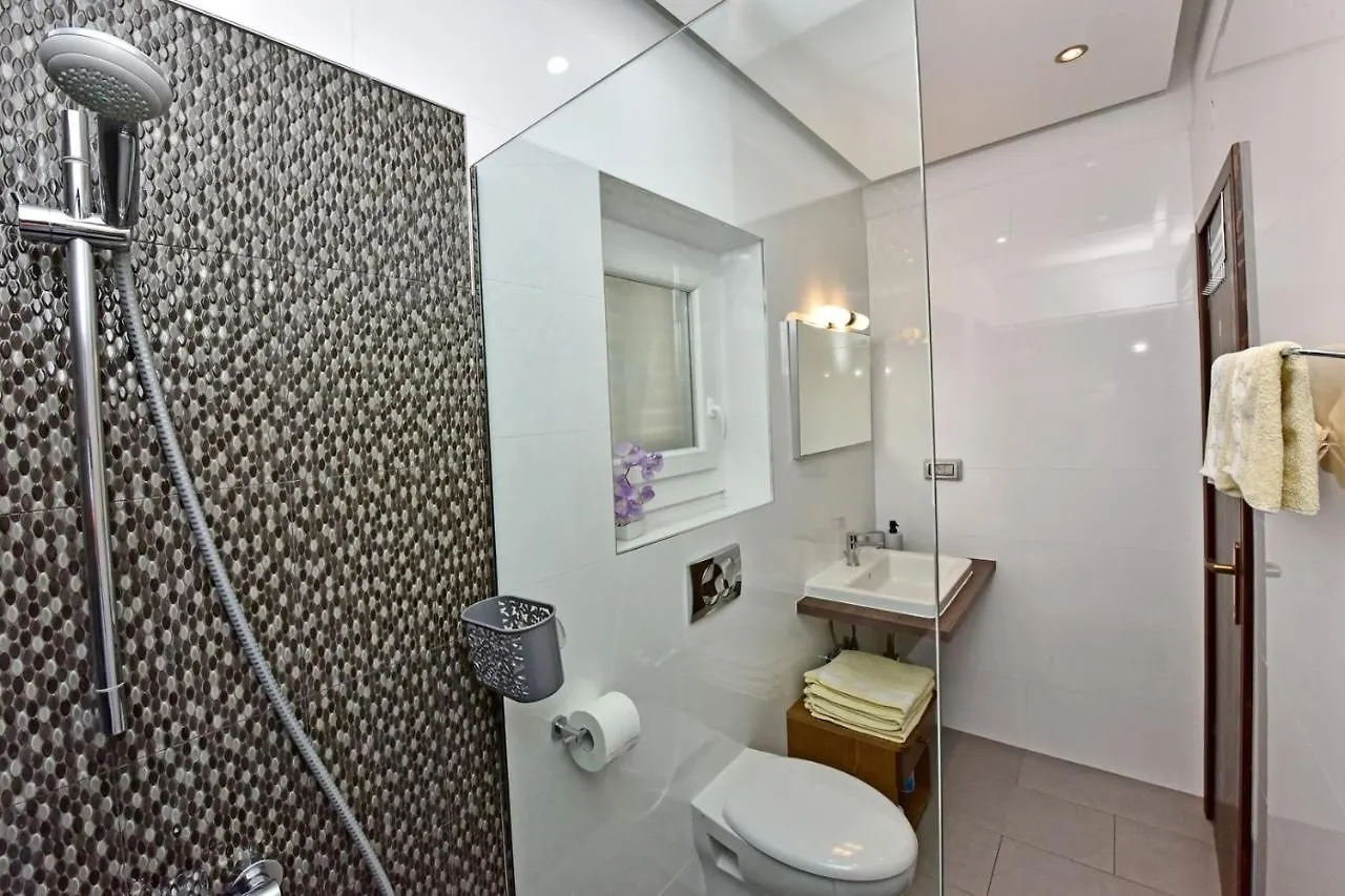 Pensjonat Apartments House Anna For Max 13 Persons In Porec, Pet Friendly